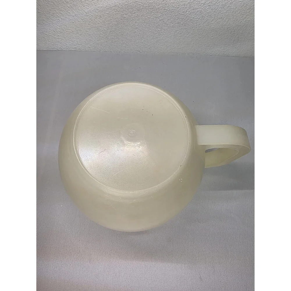 Vintage cream colored Tupperware measuring pitcher 8 cups kitchen Collectible